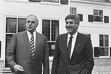 Bezoek bondskanselier Helmut Kohl Helmut Kohl en premier Lubbers in de tuin va, Bestanddeelnr 934-1402
