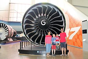 Boeing-engine-size-human-size-compare