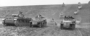 Bundesarchiv Bild 101I-218-0504-36, Russland-Süd, Panzer III, Schützenpanzer, 23.Pz.Div. (cropped)
