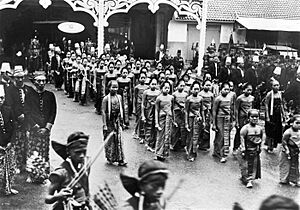 COLLECTIE TROPENMUSEUM 'Het veertig-jarig regeringsjubileum van Soesoehoenan Pakoe Boewono X van Surakarta in de stoet lopen serimpi's mee' TMnr 10001563