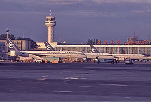 China Xinjiang Airlines Boeing 757-200 Newton-1