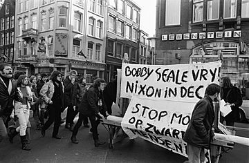 Demonstratie voor vrijlating van Zwarte Panter leider Bobby Seale in Amsterdam, Bestanddeelnr 923-3470