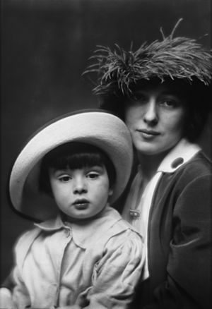 Evelyn Nesbit and son, 1913