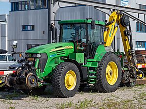 John Deere 7920 mit gleisbauspezifischen Anbaugeräten