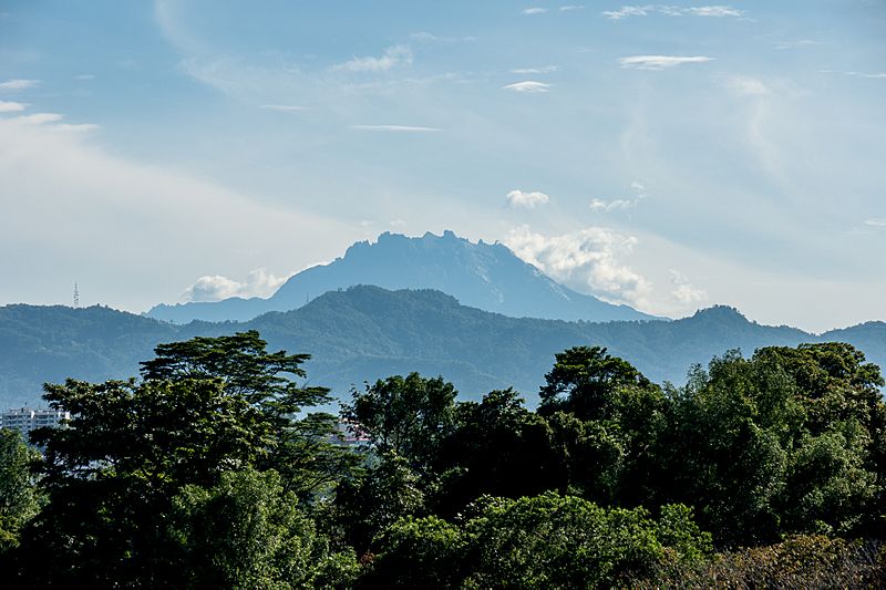 MountKinabalu from CheSuiKhorPagodaKK-01