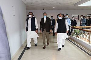 Pakistani President Arif Alvi visits Maritime Ministry, flanked by Minister Ali Zaidi and Federal Secretary Rizwan Ahmed