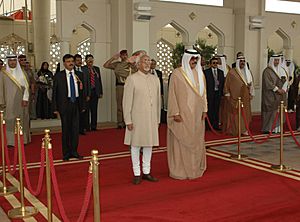 The Vice President, Shri Mohd. Hamid Ansari receiving the Guard of Honour, on his arrival at Kuwait on April 06, 2009