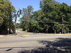2014-08-27 12 49 20 Traffic signal at the intersection of Parkside Avenue (Mercer County Route 636), Bellevue Avenue and the entrance to Cadwalder Park in Trenton, New Jersey