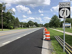 2022-07-18 15 12 30 View south along Delaware State Route 71 (Summit Bridge Road) at Main Street and Pine Tree Road in Townsend, New Castle County, Delaware