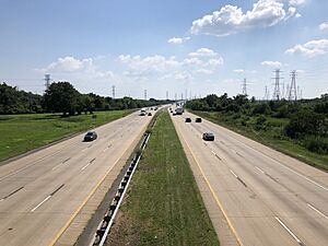 2022-07-20 15 31 33 View south along Interstate 495 (Wilmington Bypass) from the overpass for East 12th Street in Wilmington, New Castle County, Delaware