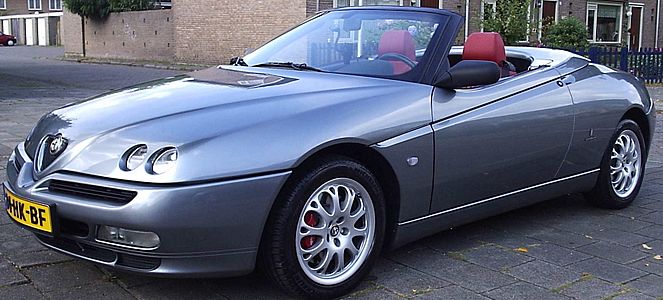 Alfa Romeo Spider 2002 (cropped)