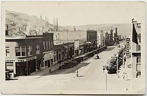 Intersection of Canyon and Main Streets, looking north, Colfax, Washington, circa 1938 - DPLA - 9441d60416cc6f040a03b3844cdbe3df