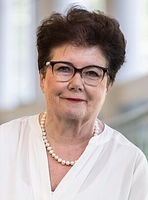 Official portrait of Hanna Gronkiewicz-Waltz 2 (cropped).jpg