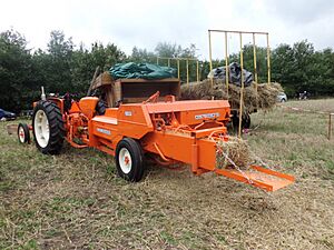 Oogstdag Allis-Chalmers tractor en balenpers