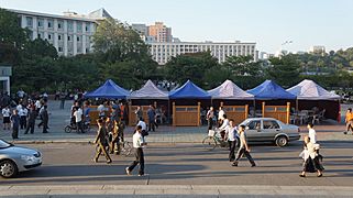 Pyongyang Street Food Vendors (15170855368)
