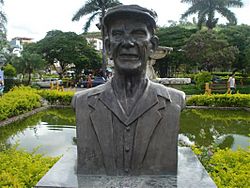 Statue de Chico Xavier, ville de Pedro Leopoldo.jpg
