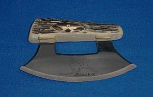 Un ulu d'Alaska sur fond bleu