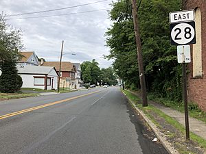 2018-06-20 17 42 14 View east along New Jersey State Route 28 (North Avenue) between Anchor Place and Winslow Place in Garwood, Union County, New Jersey