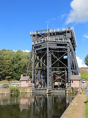 Anderton Boat Lift (30187739816)