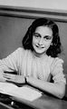 Anne Frank lacht naar de schoolfotograaf