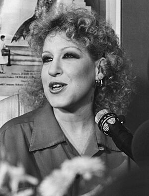Bette Midler geeft een persconferentie in het city-theater in Amsterdam vanwege , Bestanddeelnr 931-2812 (cropped)