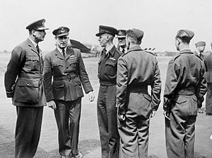Duke of Gloucester meets 467 Squadron RAAF aircrew Waddington Jun 1944 AWM SUK12464