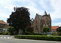 Gemeentehuis van Sint-Laureins met Vrijheidsboom en oorlogsgedenkteken - 372621 - onroerenderfgoed