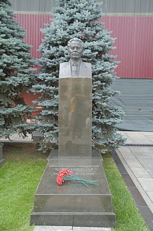 Konstantin chernenko grave kremlin wall necropolis july 2016