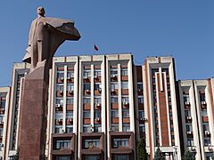 Lenin Statue on 25 Oktober Street - Tiraspol - Transnistria (36701973581)