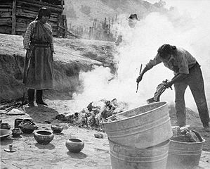 María and Julián Martinez pit firing blackware pottery (c.1920)