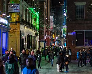 Mathew Street, intersection with Temple Court, Liverpool (2017-11-18 00.12.15 by Björn Golda)