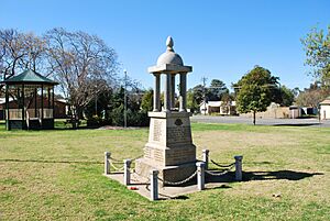 Mathoura War Memorial 002