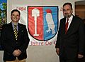 Matthias Laurenz Gräff und Karl von Habsburg vor dem Graeff-Wappen