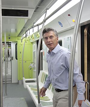 Mauricio Macri visitó los talleres-cochera de la Linea A de Subtes (8359495338)