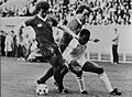 Souness (links) en Neal (rechts) in duel met Cunningham (Real Madrid)