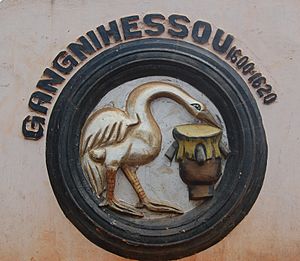 Symbole de Gangnihessou roi du Dahomey au mur de la place Goho à Abomey au Bénin (2).jpg