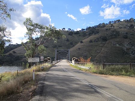 Taemas Bridge, NSW, approach from the south.jpg