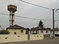 Urschenheim, watertoren in straatzicht foto1 2013-07-24 12.54