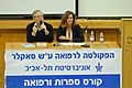 לימור שריר עם עמוס עוז במהלך קורס ספרות ורפואה
