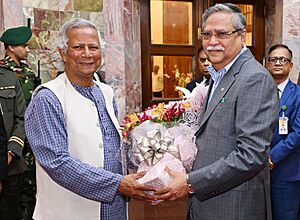 2024-08-08 President Mohammed Shahabuddin greets Dr Muhammad Yunus with flowers at Bangabhaban Dhaka (PID-0006975)