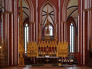 Bad Doberan, Münster, Blick in den Chor mit Hochaltarretabel und Sakramentsturm 10 edit