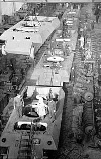 Bundesarchiv Bild 101I-635-3966-27, Panzerfabrik in Deutschland