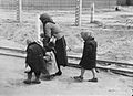 Bundesarchiv Bild 183-74237-004, KZ Auschwitz-Birkenau, alte Frau und Kinder