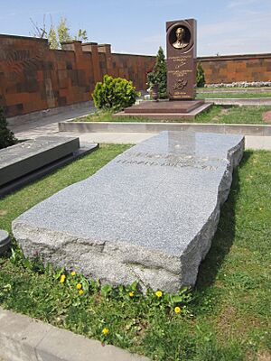 Eduard Mirzoyan's tombstone in Komitas Pantheon