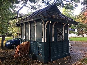 Gorsedd Gardens hut September 2017