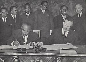 Philibert Tsiranana and Michel Debré signing agreements on the independence of the Malagasy Republic