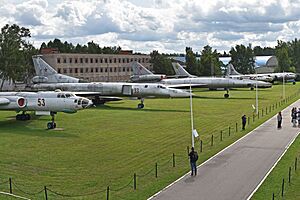 Soviet Bomber Line-up – Monino 27-8-2017 (24657726467)