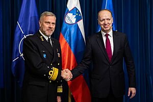 Srečanje državnega sekretarja Benedejčiča s predsedujočim Nato vojaškemu odboru admiralom Robom Bauerjem. (52700484674)