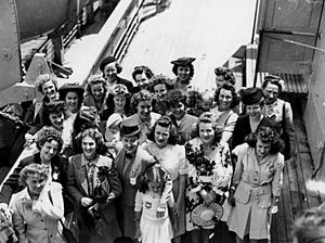 StateLibQld 1 77690 English war brides who arrived in Brisbane in October 1945