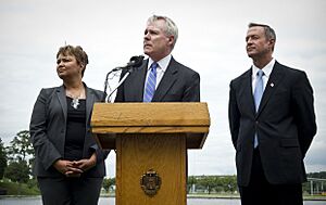 US Navy 100825-N-5549O-088 Secretary of the Navy (SECNAV) the Honorable Ray Mabus, center, Environmental Protection Agency Administrator Lisa Jackson, left, and Maryland Gov. Martin O'Malley answer questions from the media